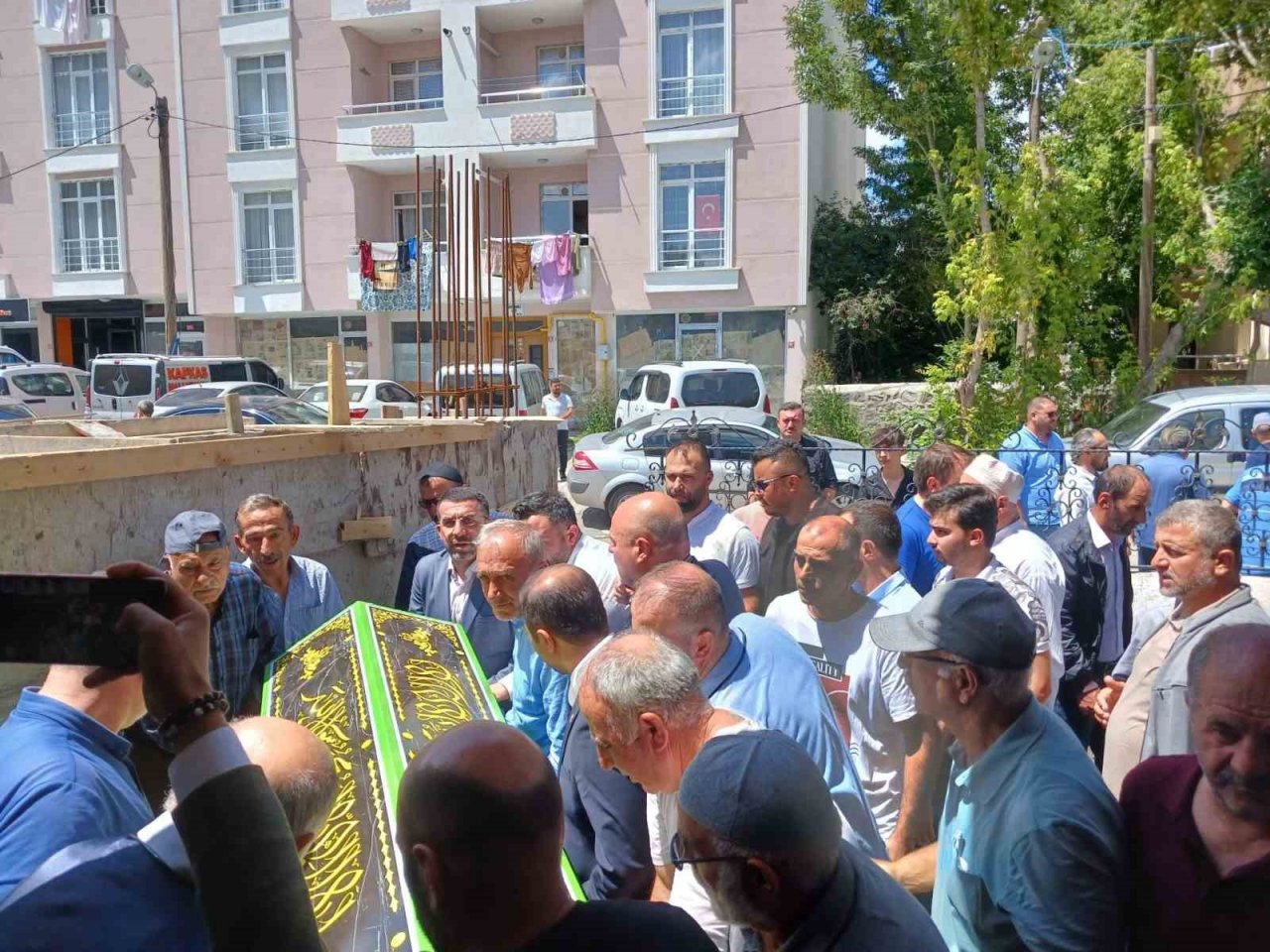 Kars’ta kazada hayatını kaybedenler toprağa veriliyor