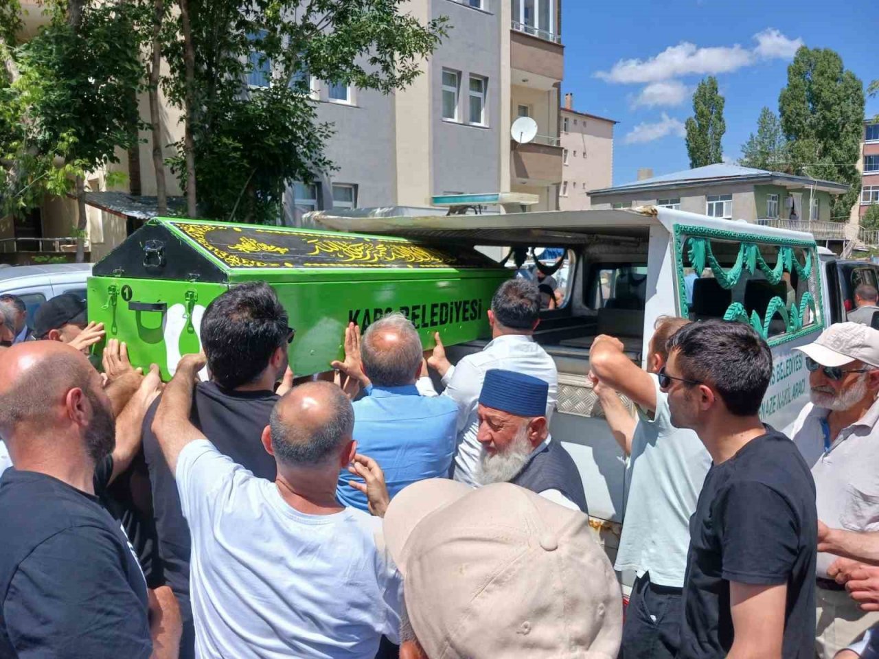 Kars’ta kazada hayatını kaybedenler toprağa veriliyor