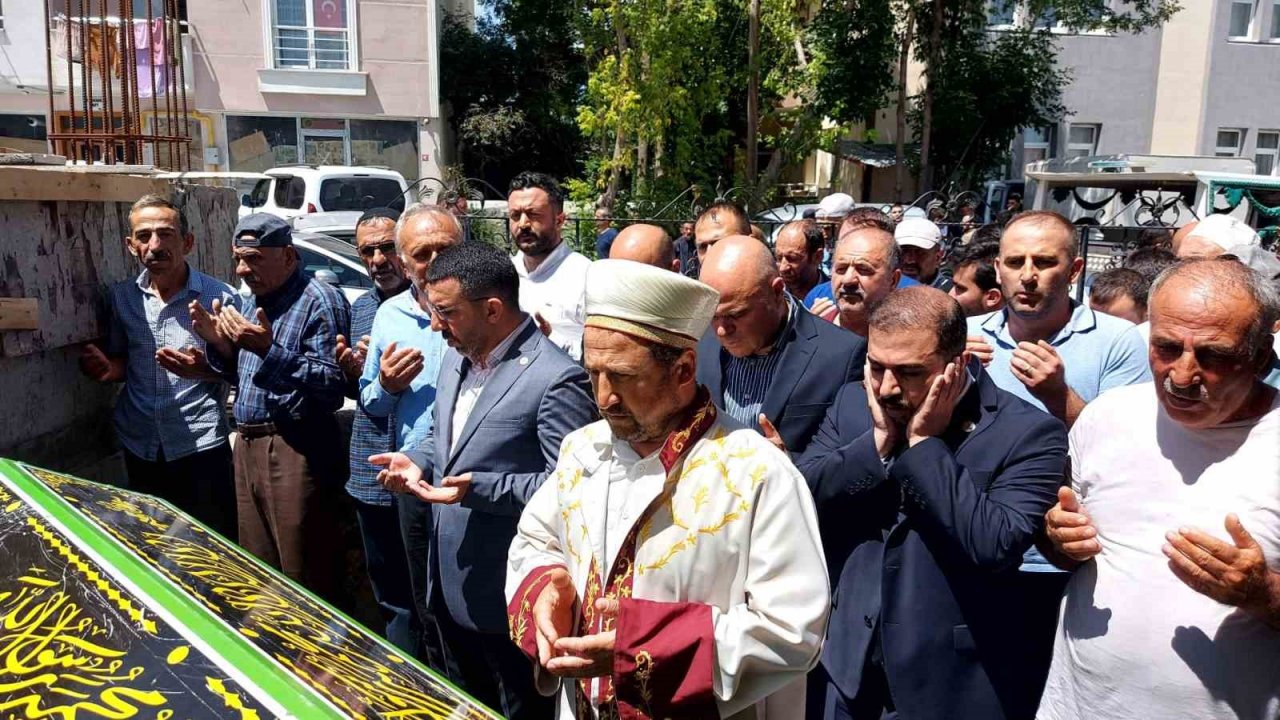 Kars’ta kazada hayatını kaybedenler toprağa veriliyor