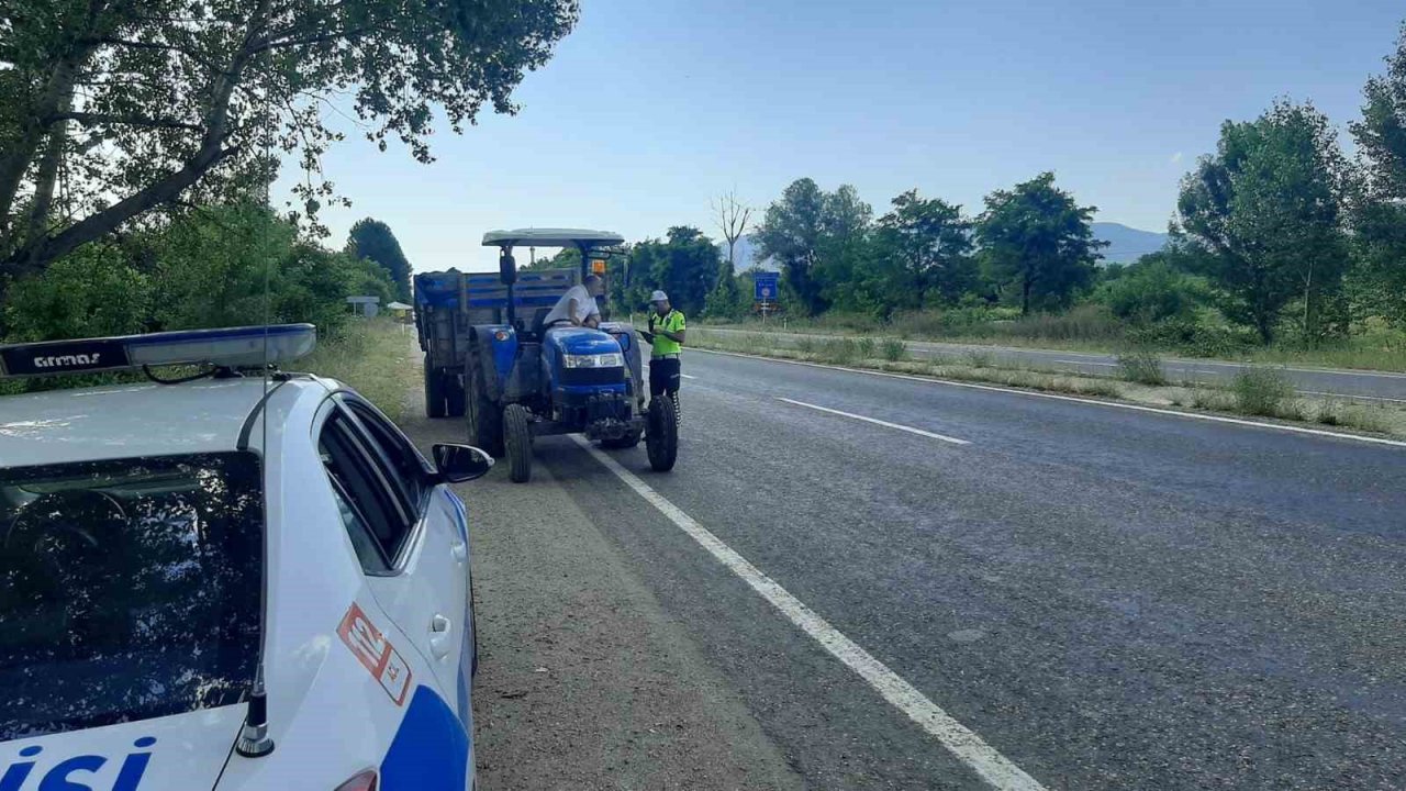 Traktör sürücülerine reflektör denetimi