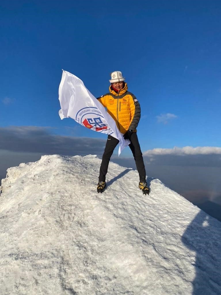 Türkiye-Kırgızistan bayrağı, Ağrı Dağı zirvesinde