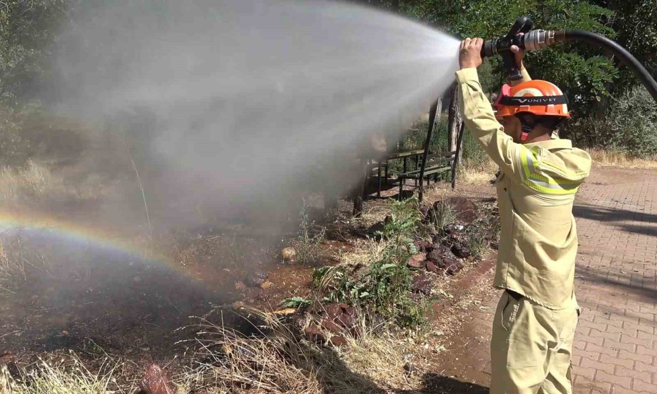 Keskin gözler yeşil doğanın üzerinde: Bin 760 rakımlı zirvede yangın nöbeti tutuyorlar