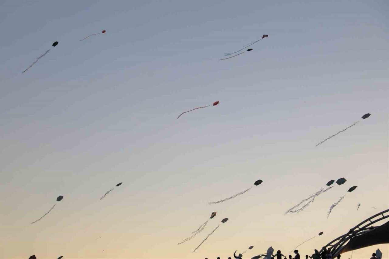 Gökyüzünde binlerce uçurtma dans etti