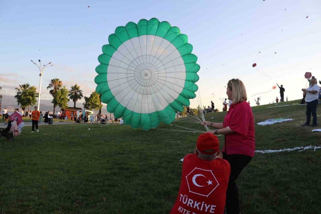 Gökyüzünde binlerce uçurtma dans etti