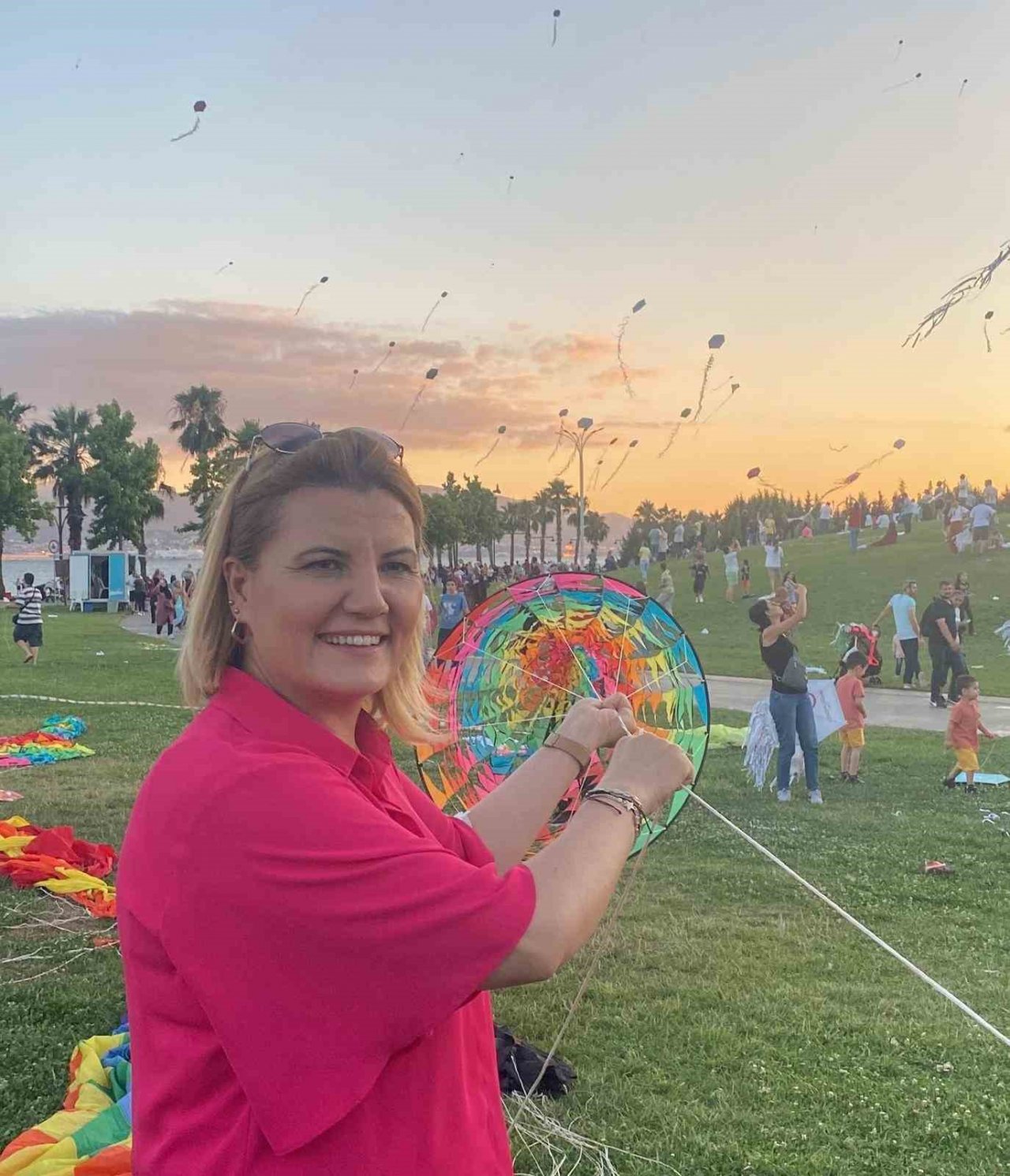 Gökyüzünde binlerce uçurtma dans etti