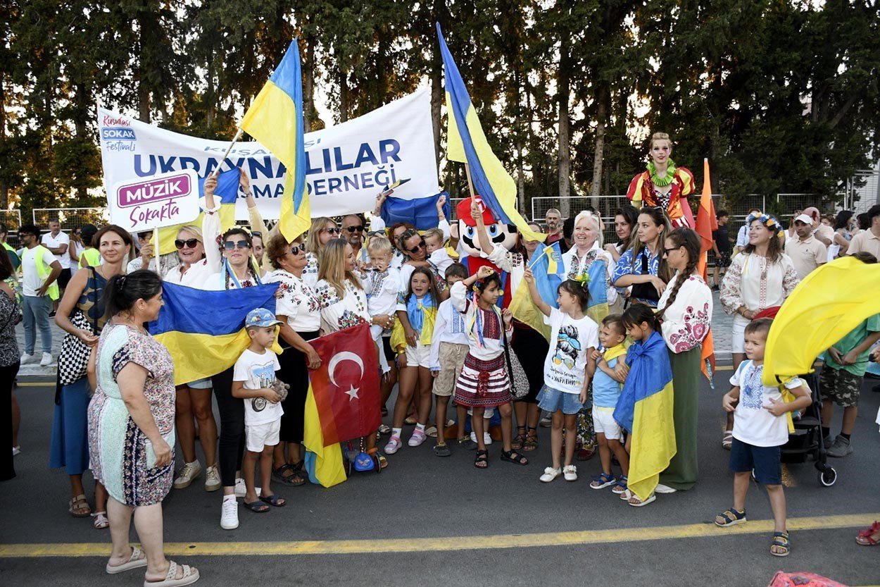 Kuşadası Sokak Festivali yoğun ilgi gördü