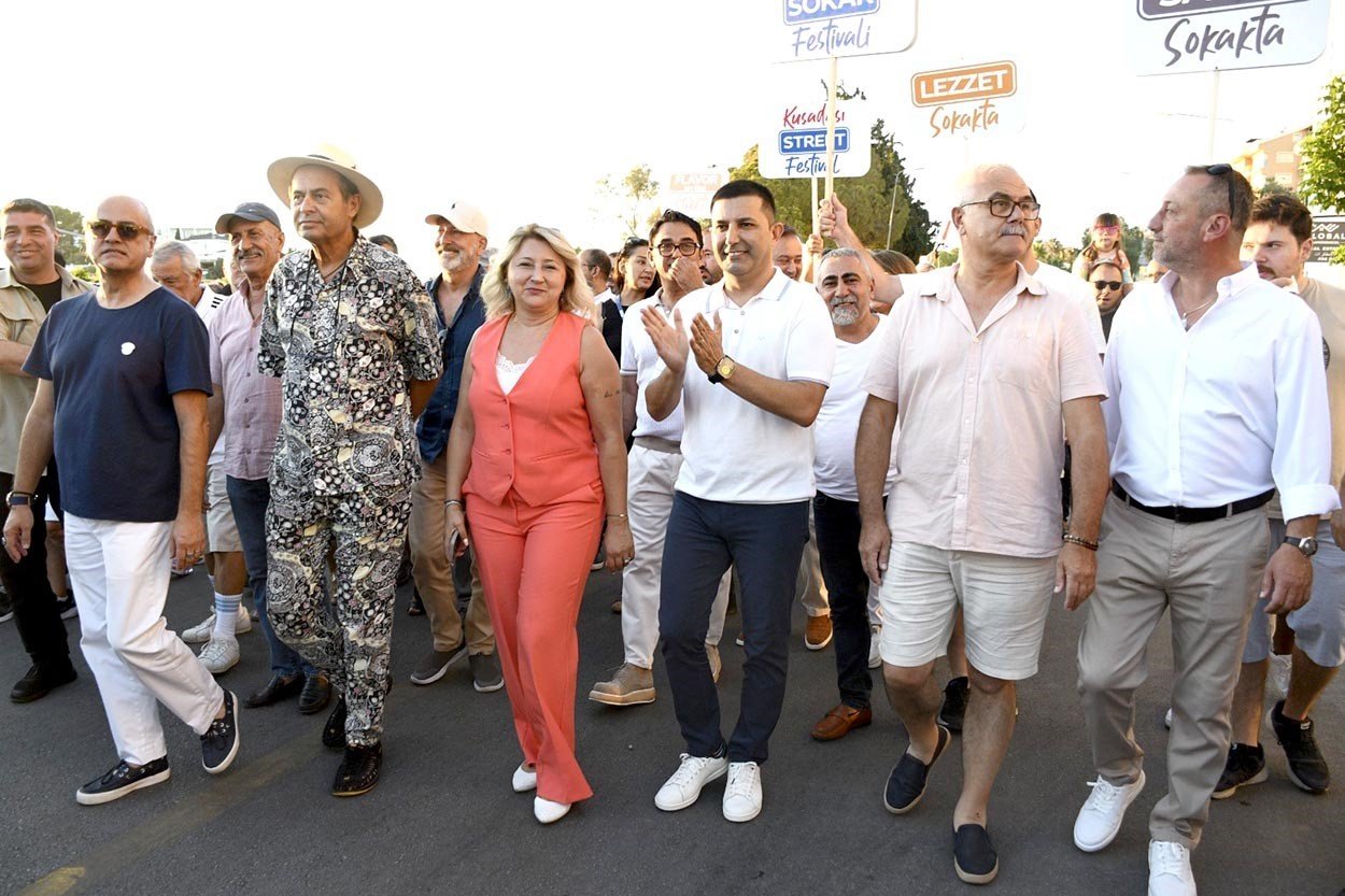 Kuşadası Sokak Festivali yoğun ilgi gördü