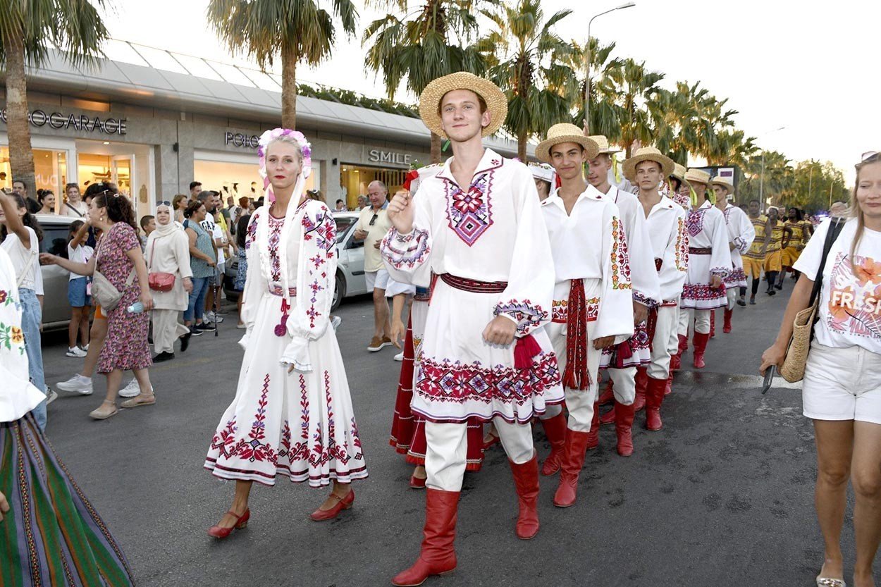 Kuşadası Sokak Festivali yoğun ilgi gördü