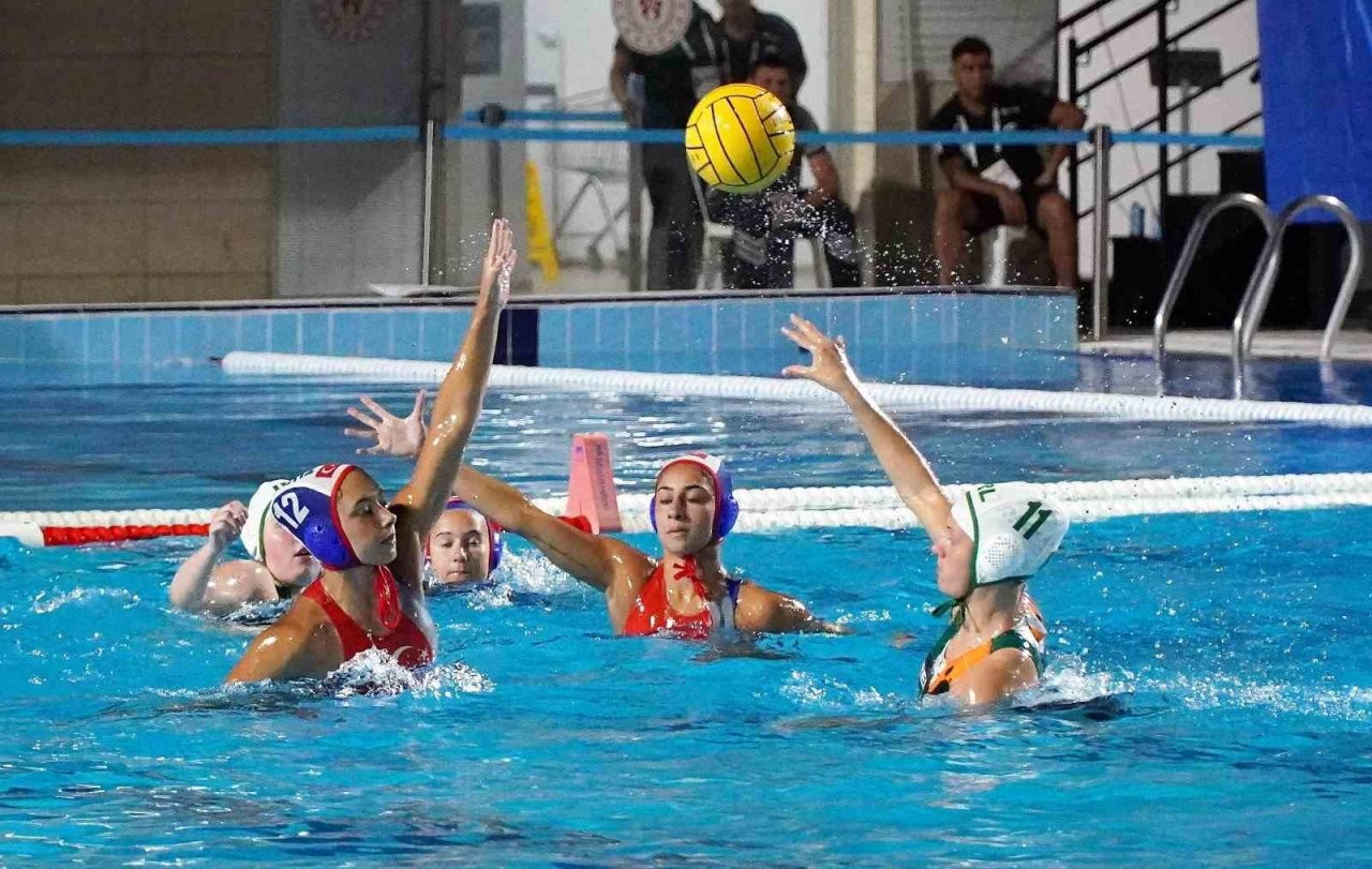 U17 Milli Kadın Sutopu Takımı 3’te 3 yaptı