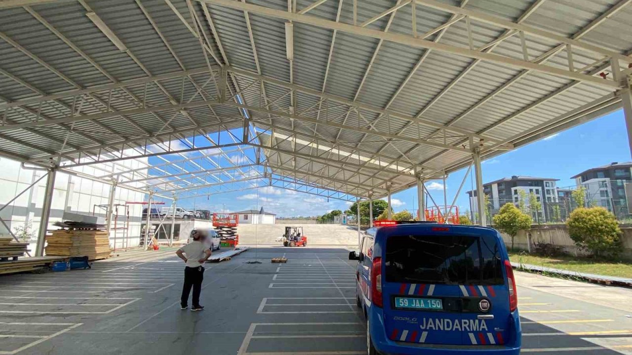 Otopark sundurmasından beton zemine düşen işçi yaralandı