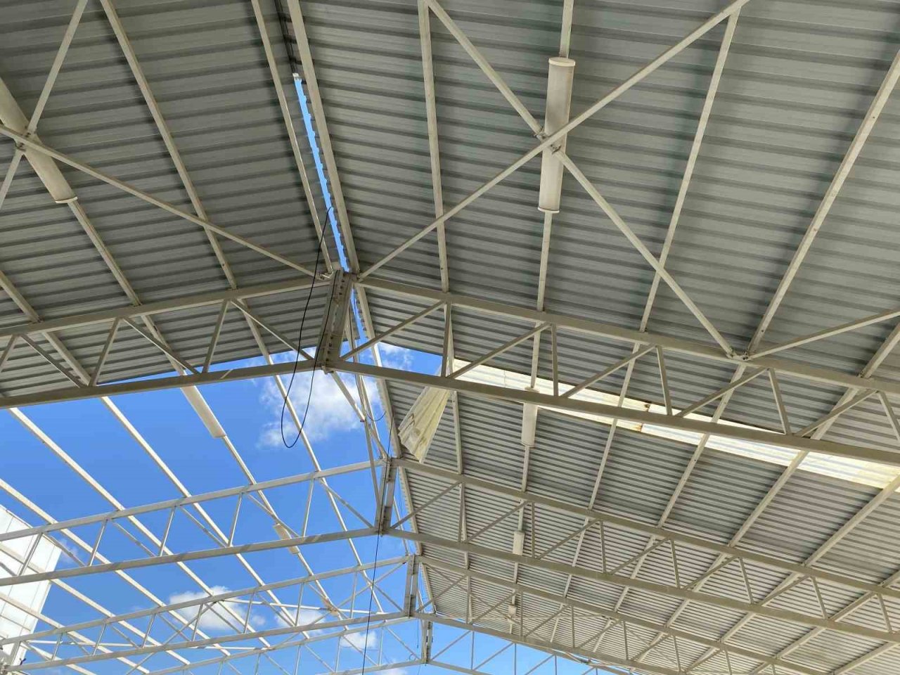 Otopark sundurmasından beton zemine düşen işçi yaralandı