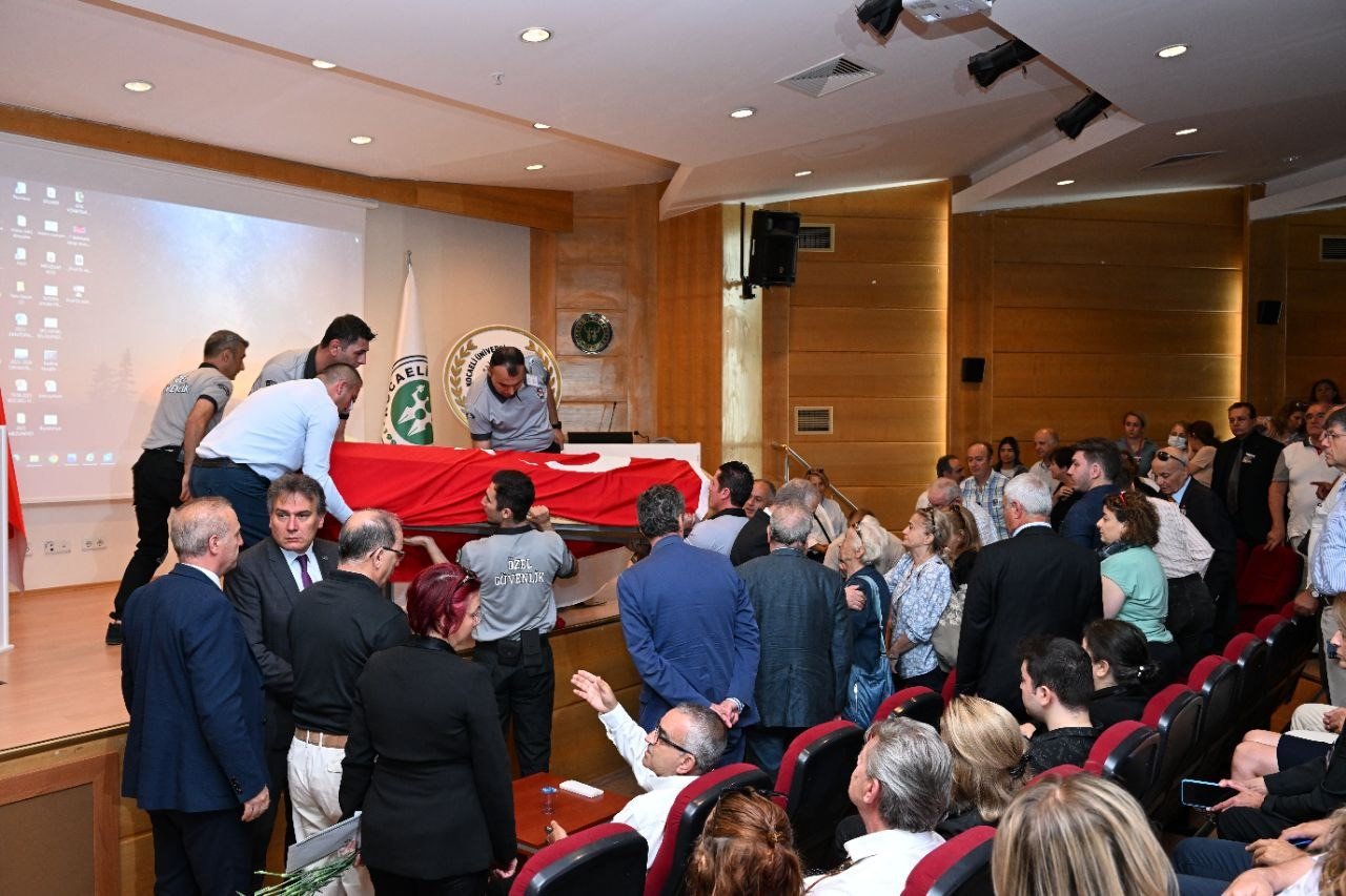 Kocaeli Üniversitesi’nden kurucu rektörüne son görev