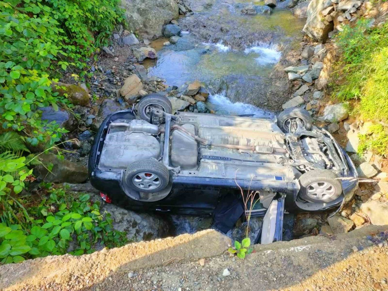 Rize’de köprüden düşen otomobildeki 1 kişi öldü, 1 kişi de yaralandı