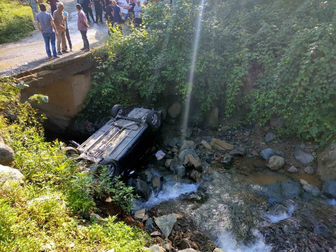 Rize’de köprüden düşen otomobildeki 1 kişi öldü, 1 kişi de yaralandı