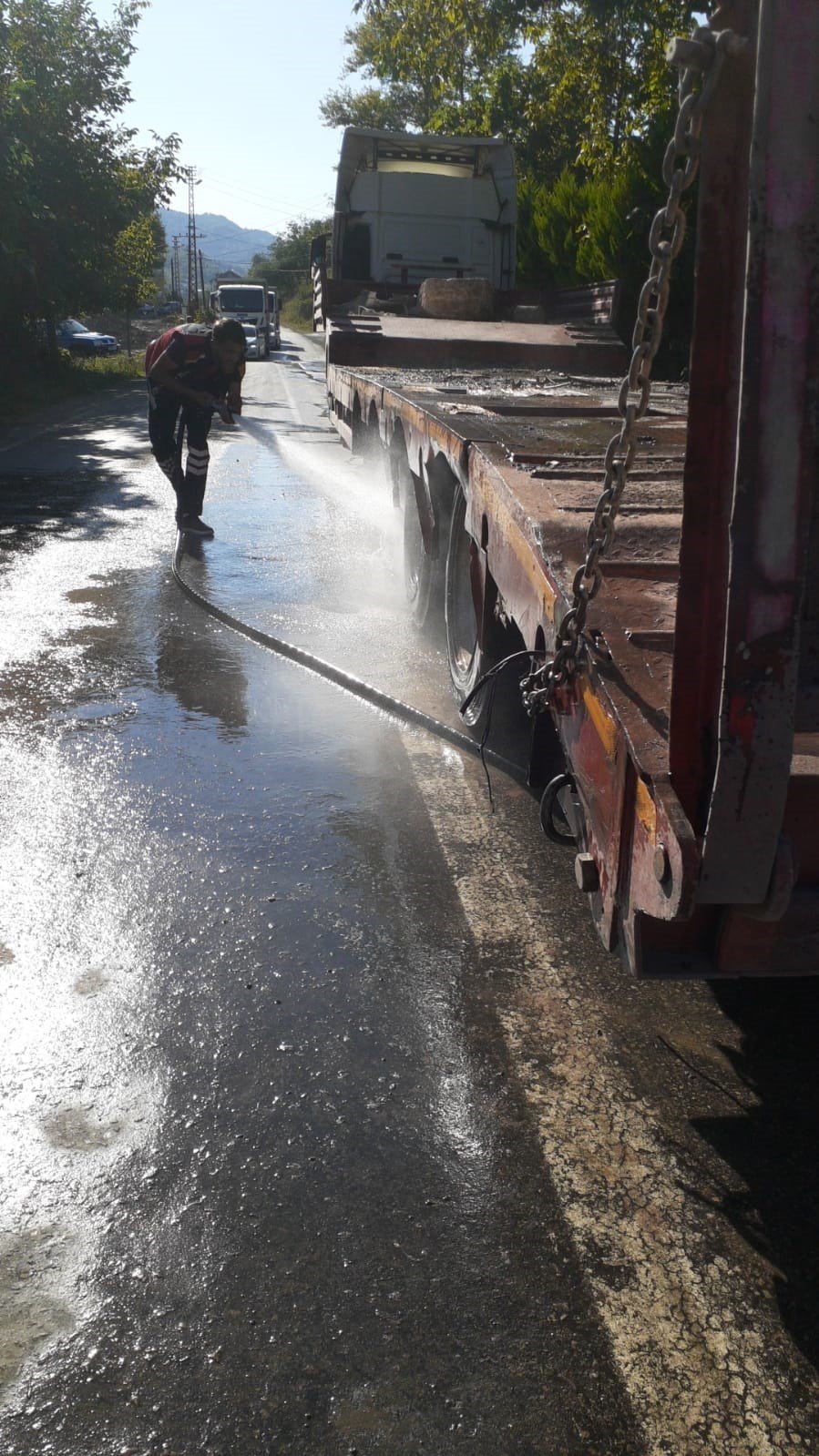 Seyir halindeki tır alev aldı