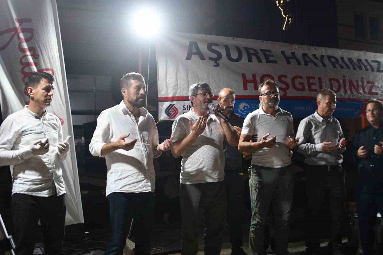 Sındırgı’da yüzlerce kişiye aşure dağıtıldı