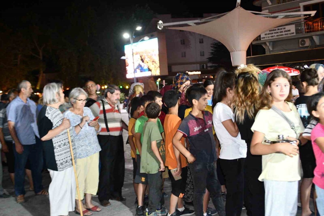 Sındırgı’da yüzlerce kişiye aşure dağıtıldı