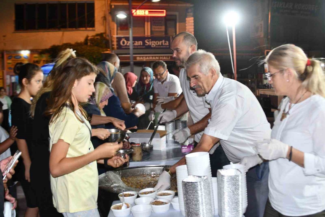 Sındırgı’da yüzlerce kişiye aşure dağıtıldı