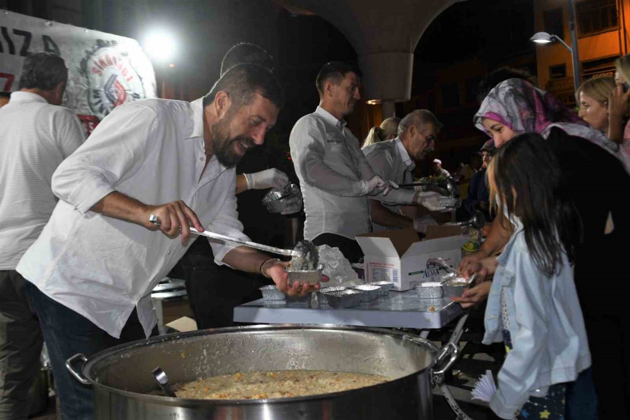 Sındırgı’da yüzlerce kişiye aşure dağıtıldı