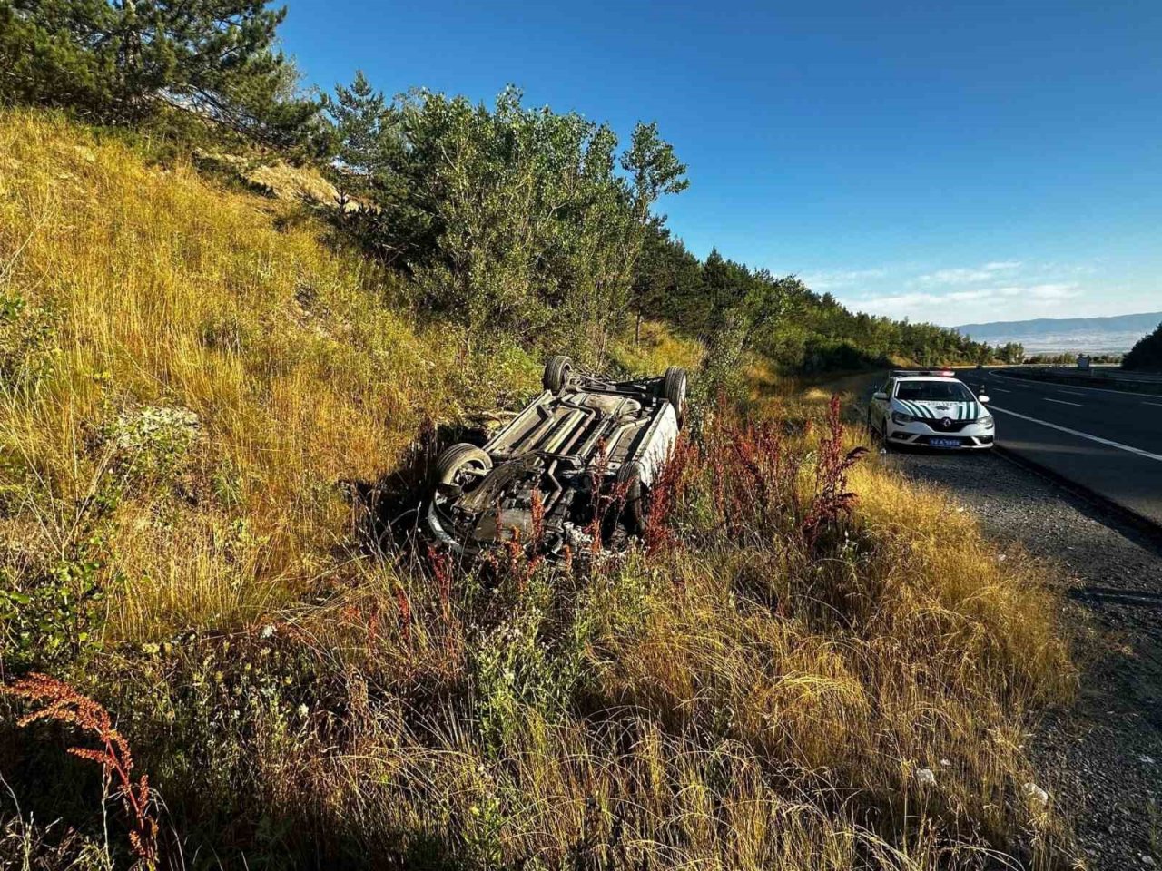 Takla atan otomobilde sıkışan yaralıları itfaiye ekipleri kurtardı