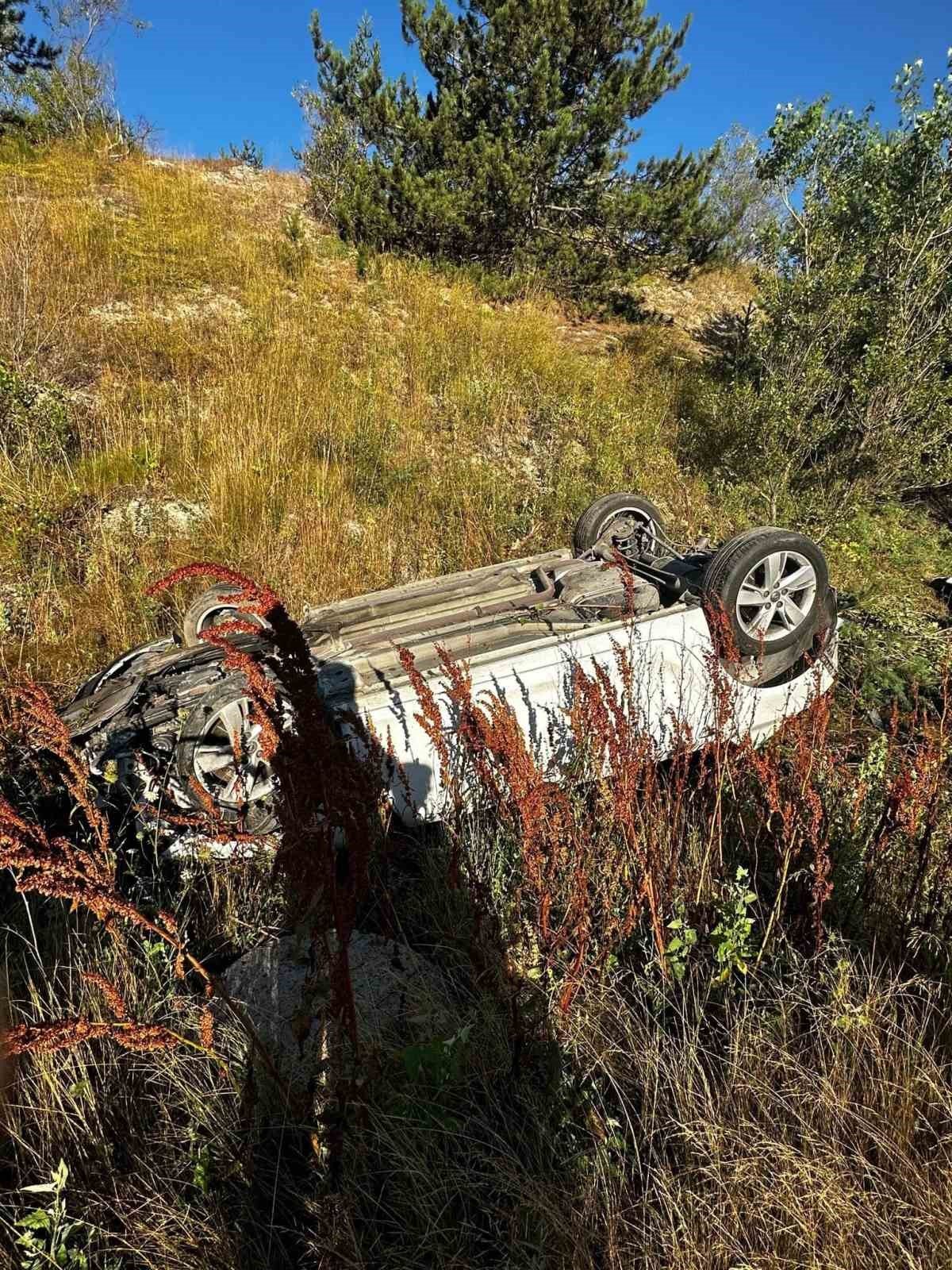 Takla atan otomobilde sıkışan yaralıları itfaiye ekipleri kurtardı