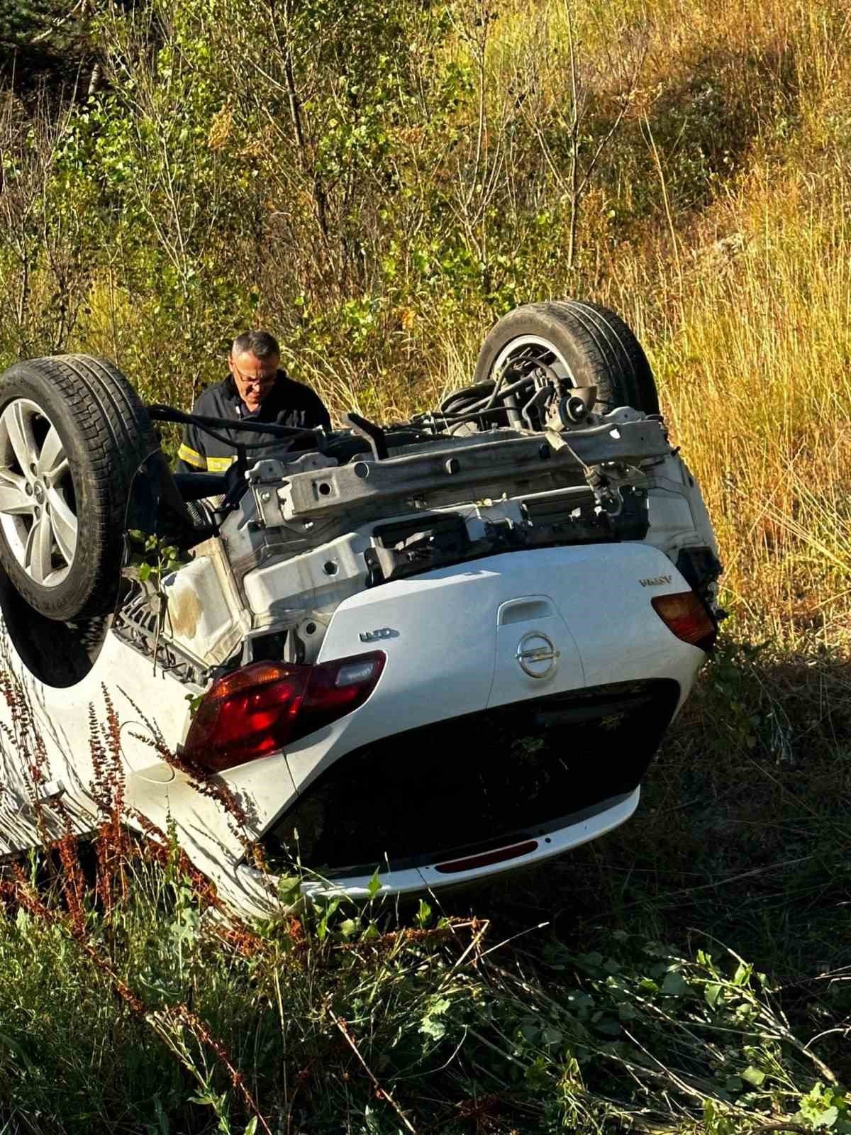 Takla atan otomobilde sıkışan yaralıları itfaiye ekipleri kurtardı