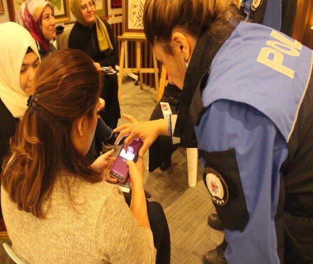 Isparta’da toplum destekli polisler vatandaşı bilgilendirdi