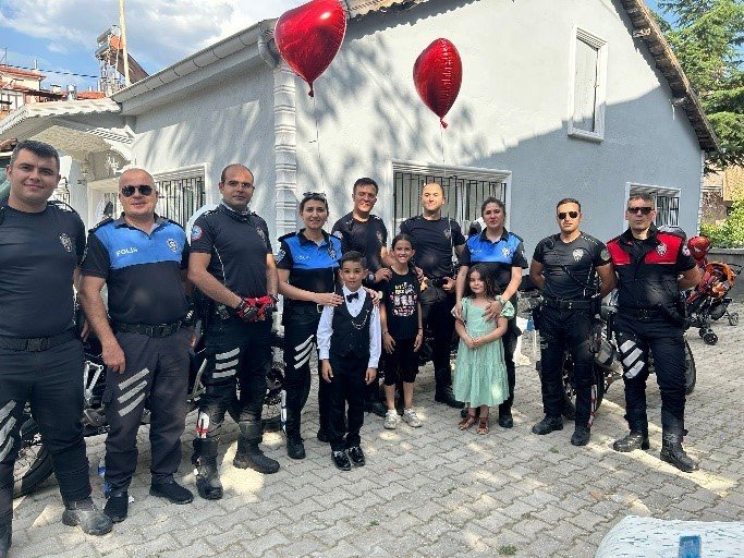 Isparta’da toplum destekli polisler vatandaşı bilgilendirdi