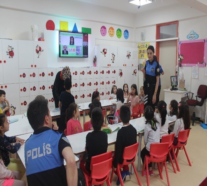 Isparta’da toplum destekli polisler vatandaşı bilgilendirdi