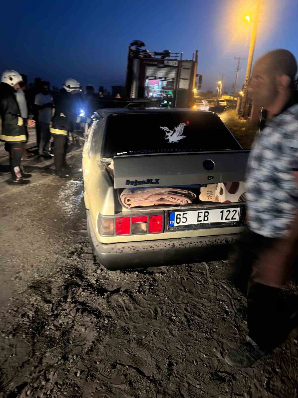 Alev alan otomobili itfaiye ekipleri söndürdü