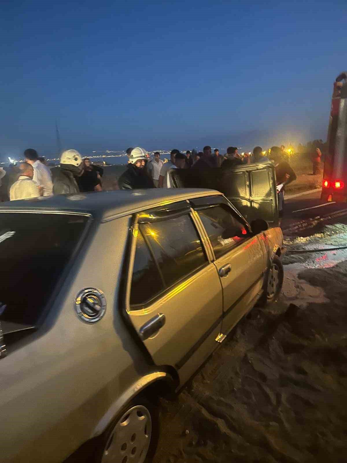 Alev alan otomobili itfaiye ekipleri söndürdü