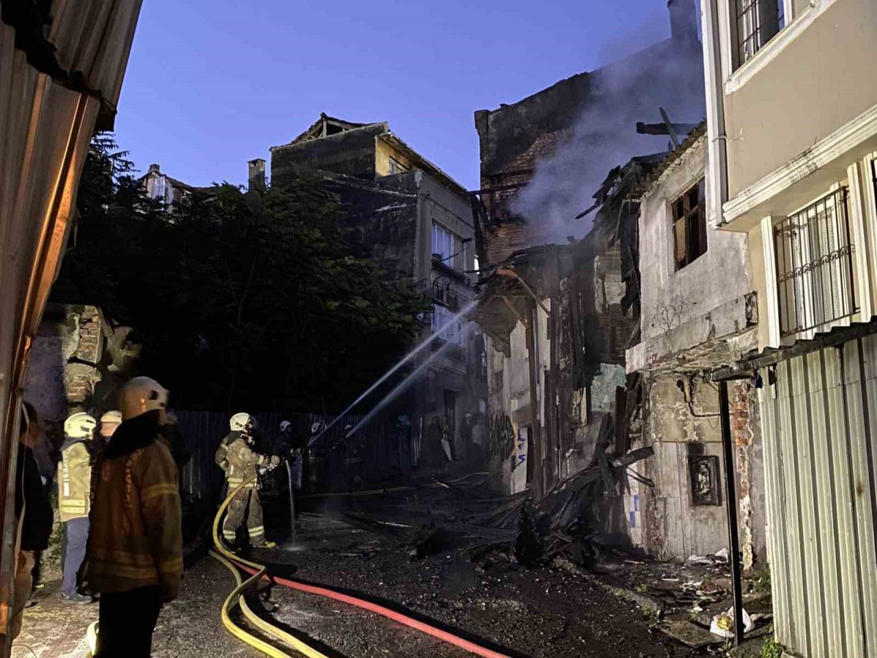 Fatih’te 2 katlı metruk bina alev alev yandı
