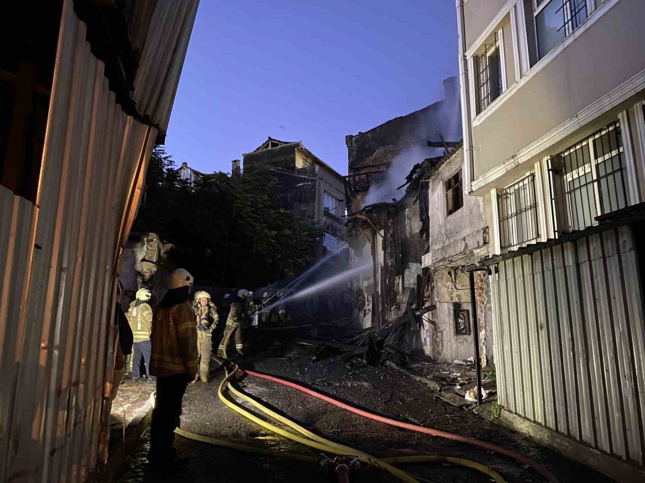 Fatih’te 2 katlı metruk bina alev alev yandı