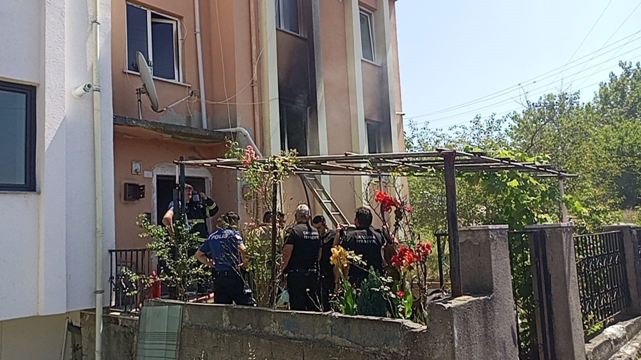 Çıkan yangında ev kullanılmaz hale geldi
