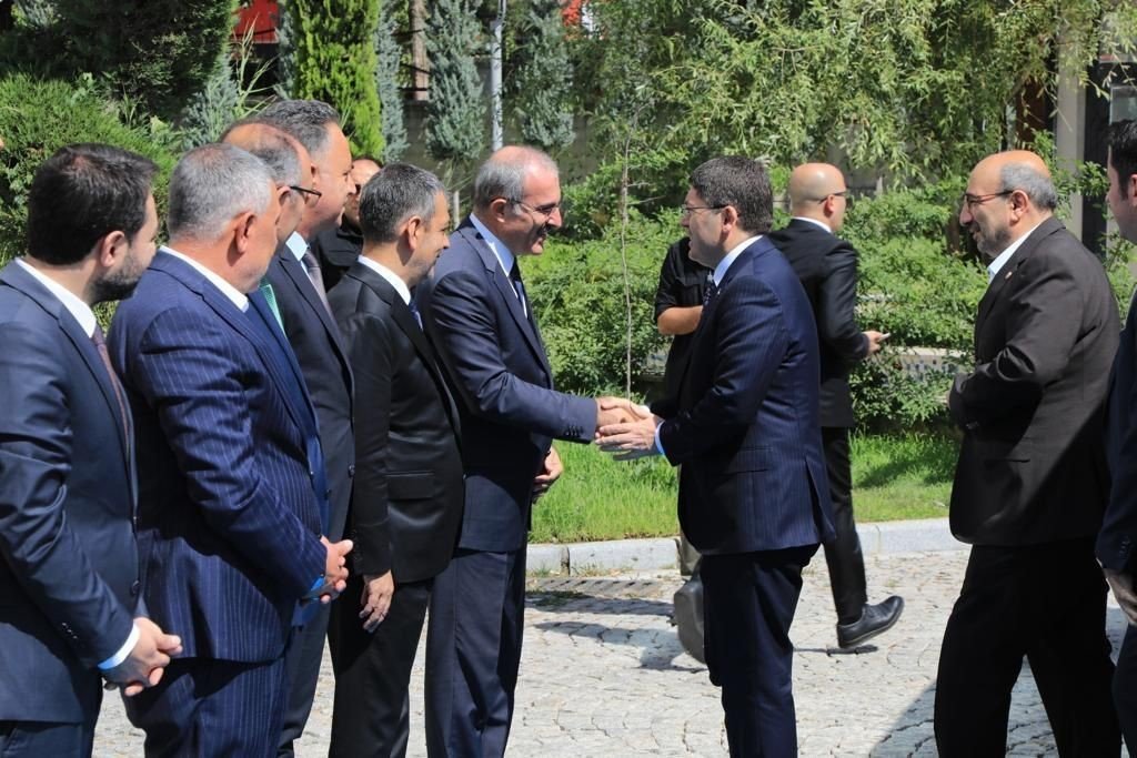 Adalet Bakanı Tunç, “Deprem sonrasında tespit davaları ve diğer davalarla ilgili ihtiyacı karşılayabilecek 131 yeni mahkeme kurulmasını sağladık”