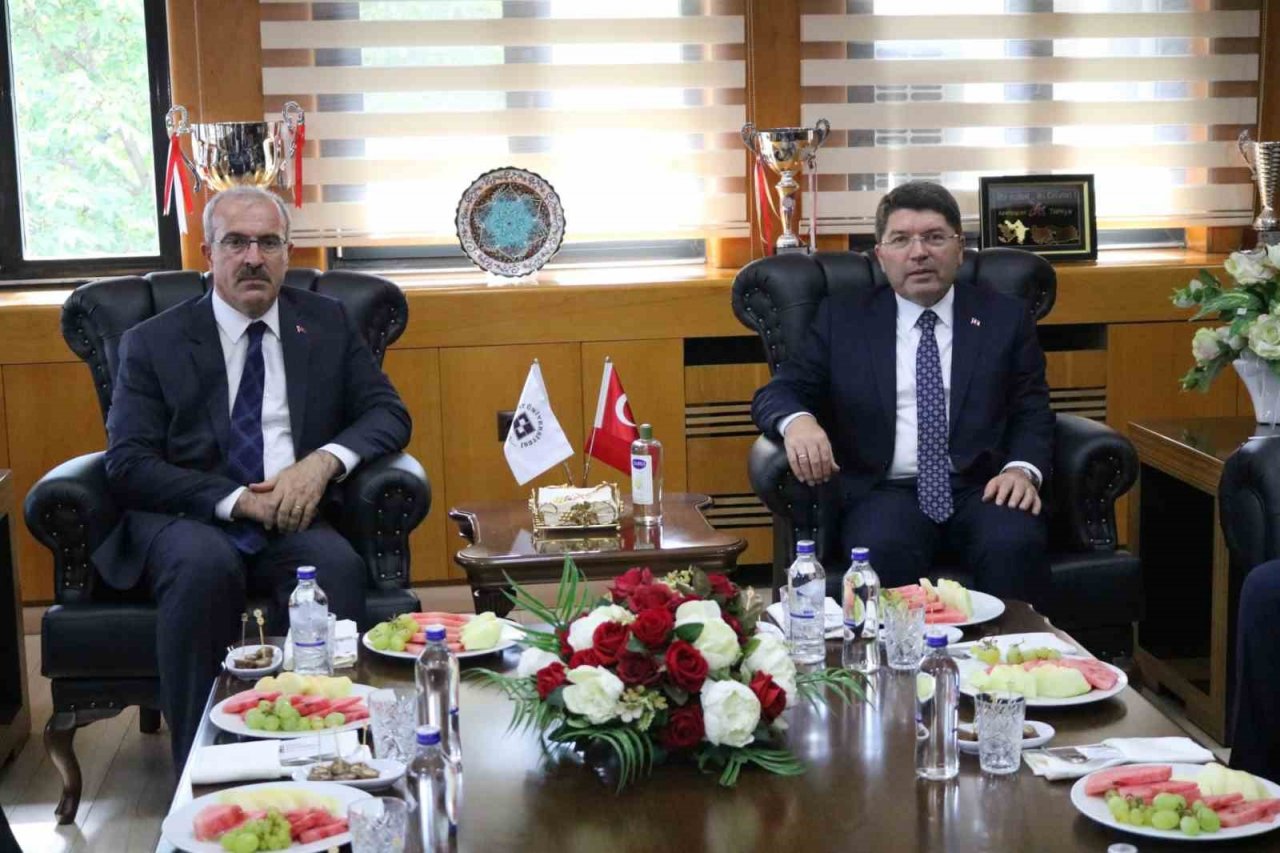 Bakan Tunç, Rektör Göktaş ile bir araya geldi