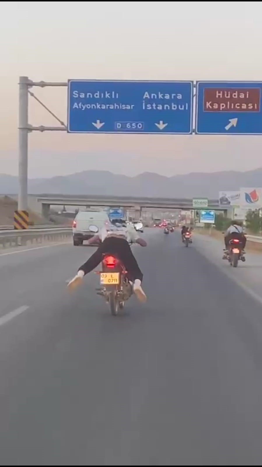 Motosikletli gençlerin ölümü hiçe saydığı anlar böyle görüntülendi