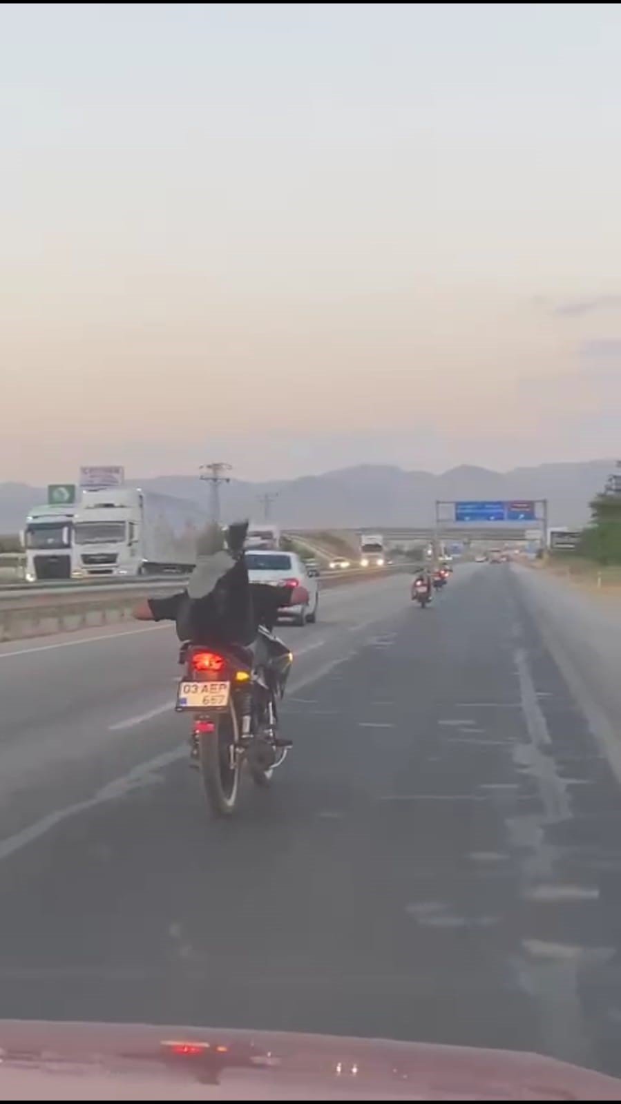 Motosikletli gençlerin ölümü hiçe saydığı anlar böyle görüntülendi