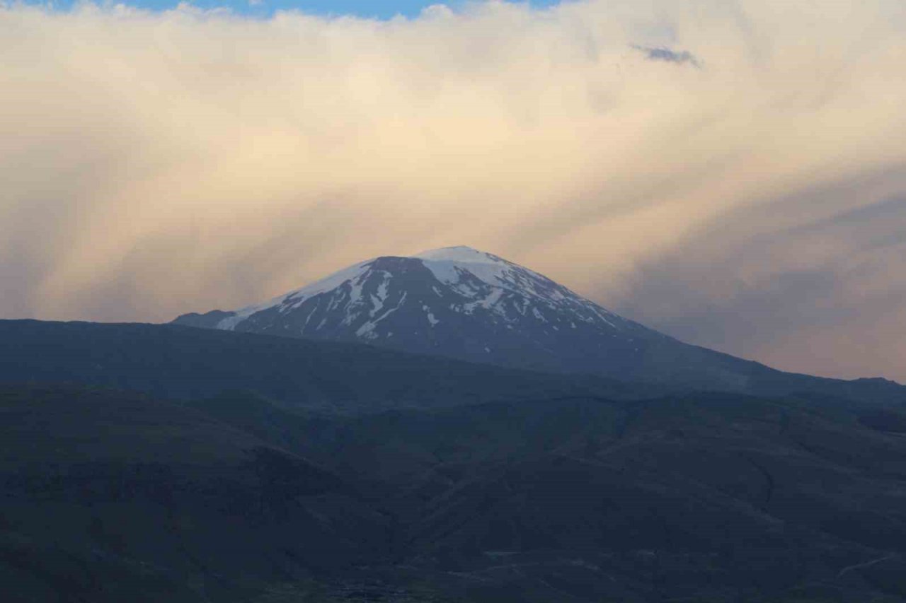 Ağrı Dağı erimeye devam ediyor