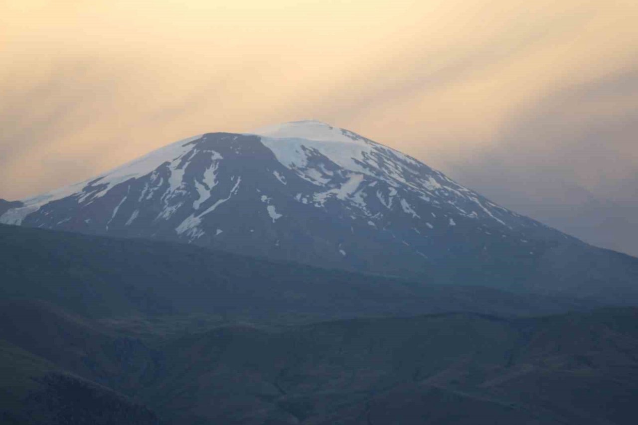 Ağrı Dağı erimeye devam ediyor