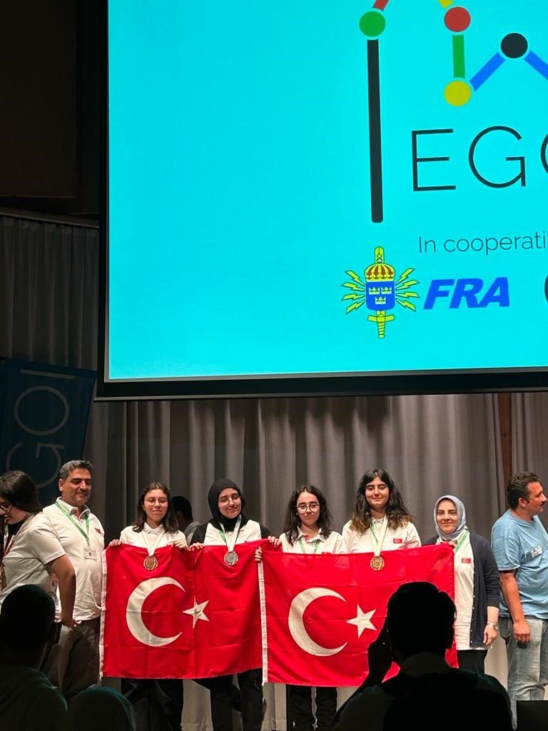 Depremzede liseli Duru, Kızlar Bilgisayar Olimpiyatında Avrupa Şampiyonu oldu