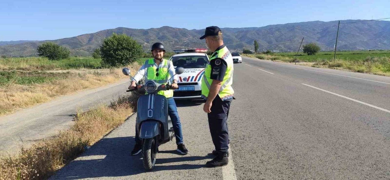 Jandarma ekipleri motosiklet sürücülerini uyardı