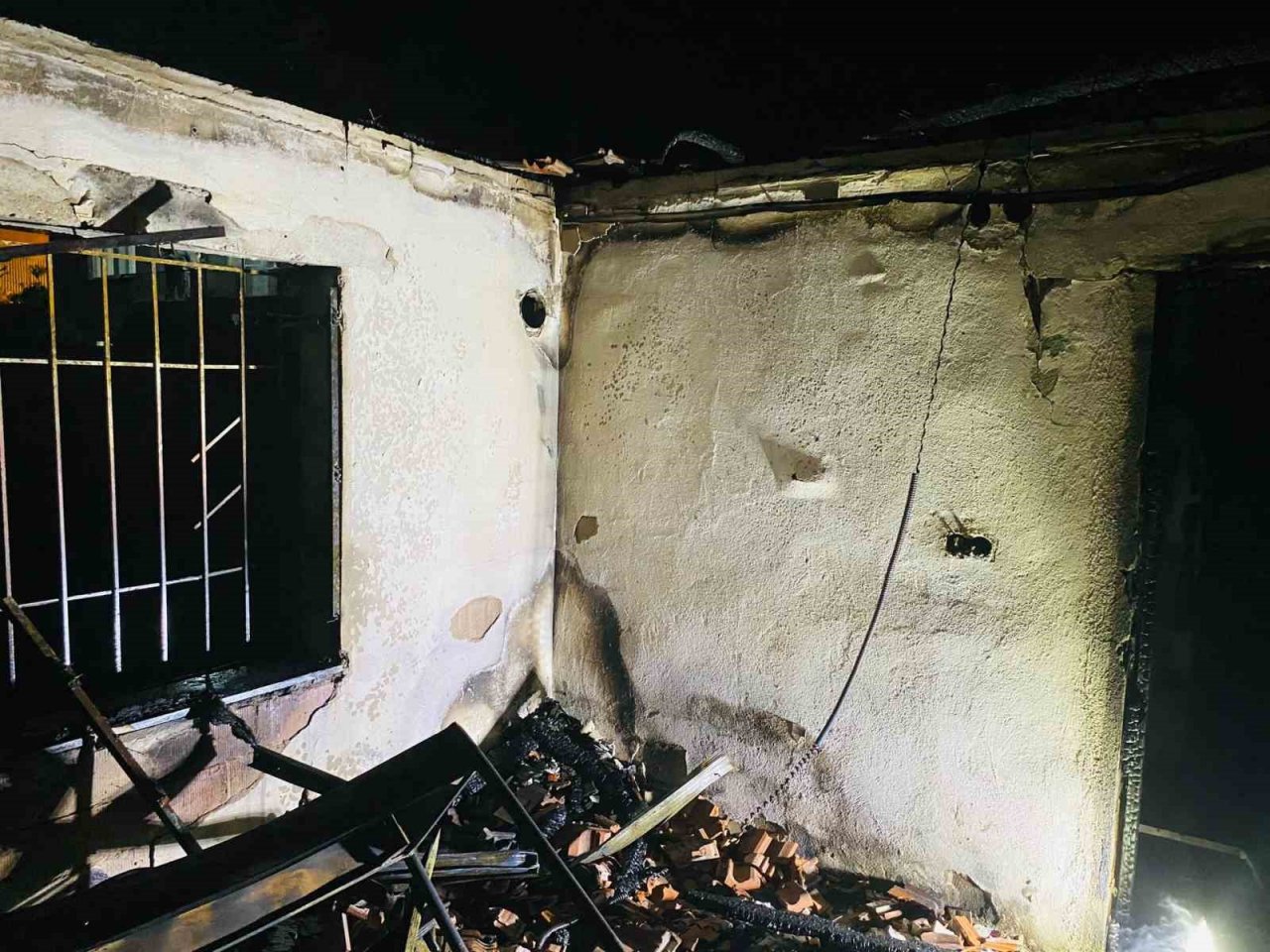 İncirliova’da müstakil ev küle döndü