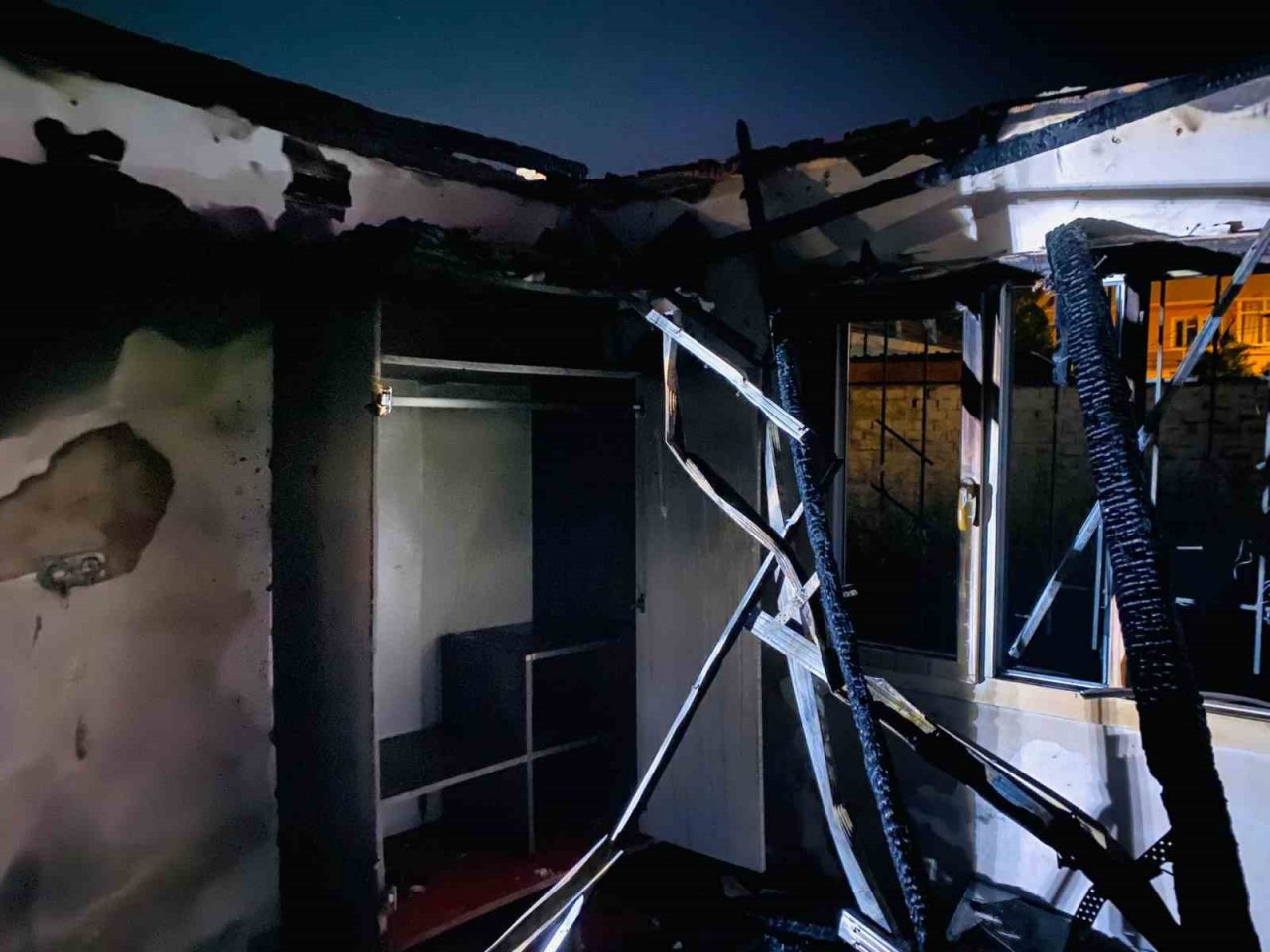 İncirliova’da müstakil ev küle döndü