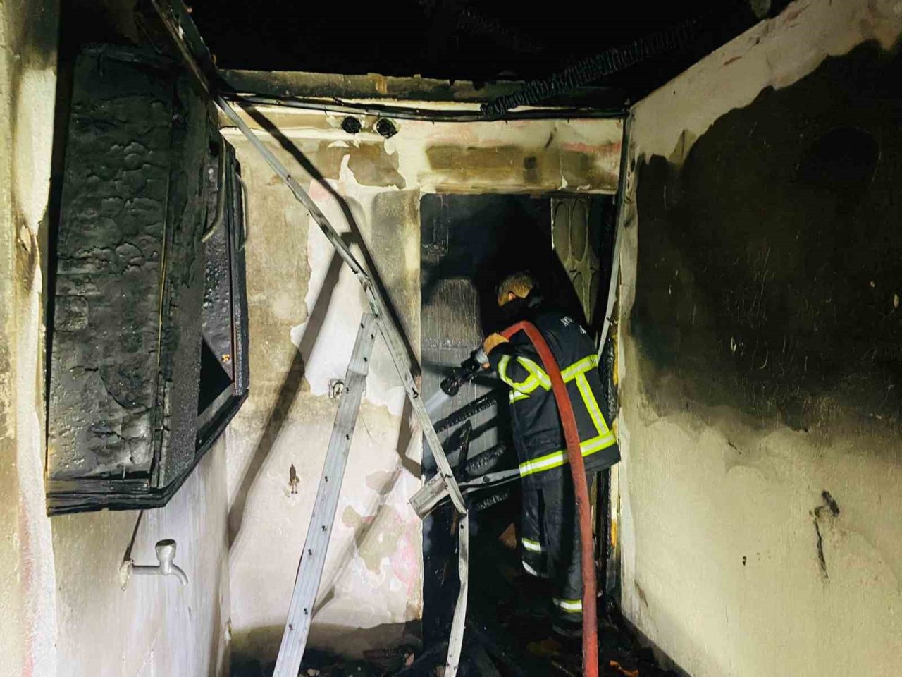 İncirliova’da müstakil ev küle döndü