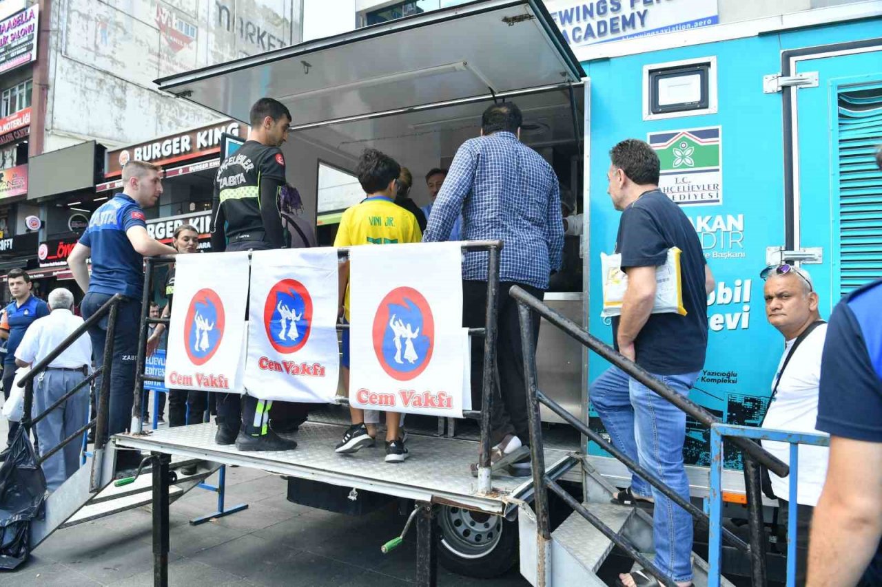 Bahçelievler’de vatandaşlara aşure ikram edildi