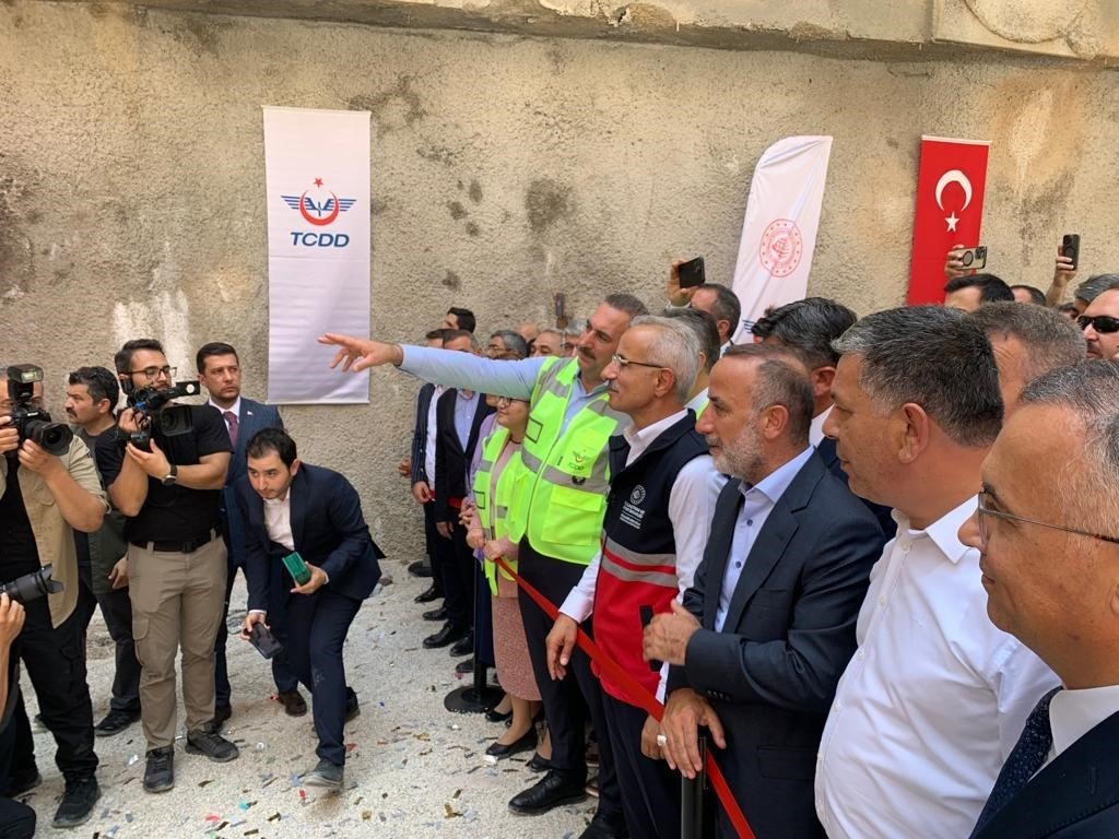 Bakan Uraloğlu, Bahçe - Nurdağı demiryolu tüneli ışık görme törenine katıldı