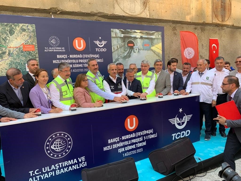 Bakan Uraloğlu, Bahçe - Nurdağı demiryolu tüneli ışık görme törenine katıldı