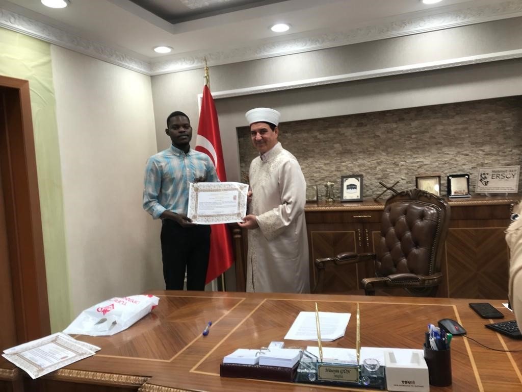 Beninli genç Kelime-i Şehadet getirerek Müslüman oldu, Halit ismini aldı