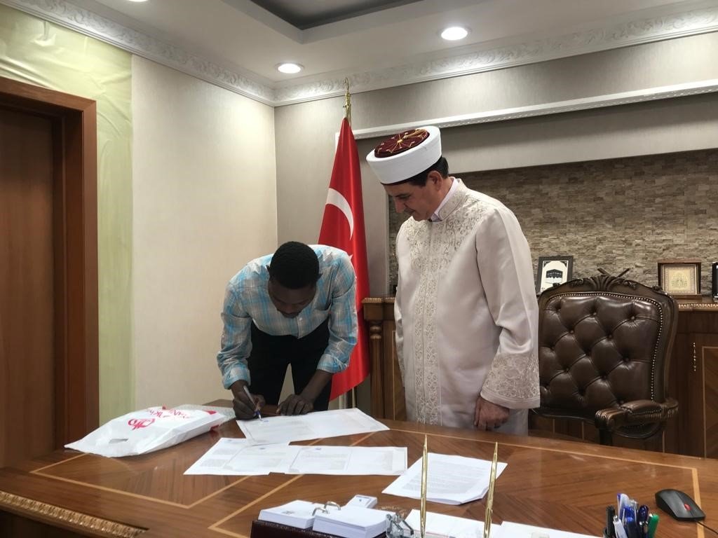 Beninli genç Kelime-i Şehadet getirerek Müslüman oldu, Halit ismini aldı